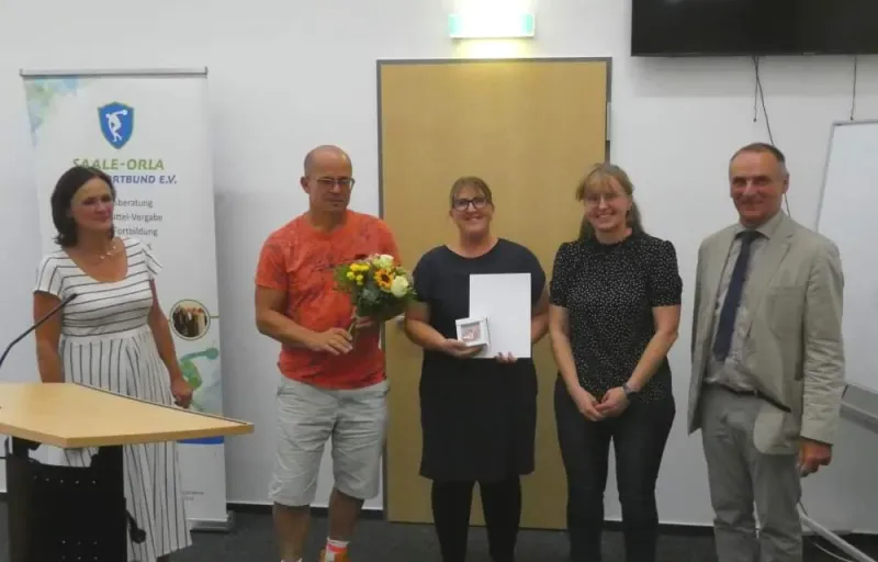 Janina Geiler vom LSV 49 Oettersdorf mit der GutsMuths-Medaille in Bronze geehrt