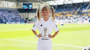 Helena Neele Geiler Einlaufkind beim DFB-Pokal